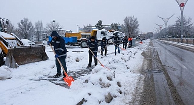 Karla mücadele çalışmaları sürüyor   