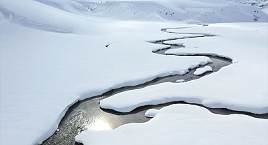 Karlı kaplı menderesler görenleri büyüledi
