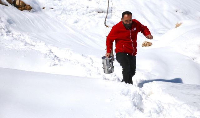 Karlı sokakları aşıp 165 haneye iftarlık ulaştırıyorlar