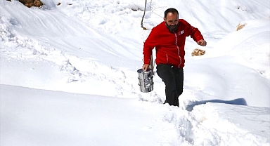 Karlı sokakları aşıp 165 haneye iftarlık ulaştırıyorlar