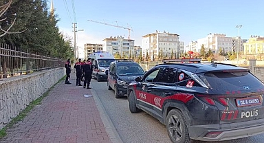 Kavga sırasında bacağına demir çubuk battı