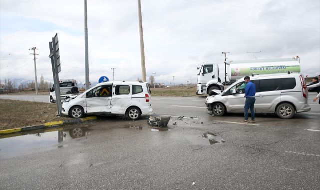 Kavşakta can pazarı:9 yaralı