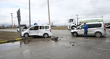 Kavşakta can pazarı:9 yaralı