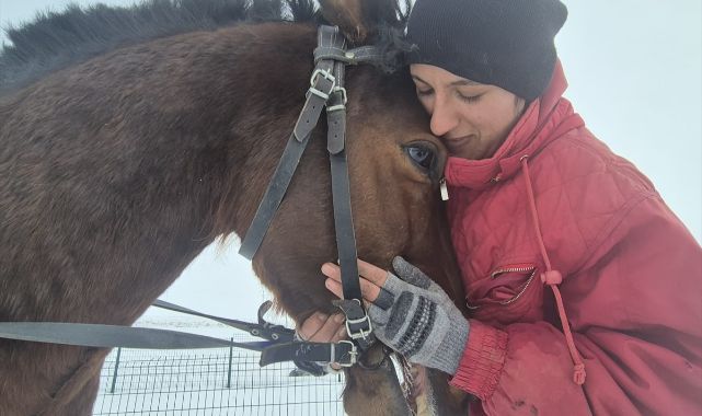 Kendi yetiştirdiği atıyla yarış pistinde