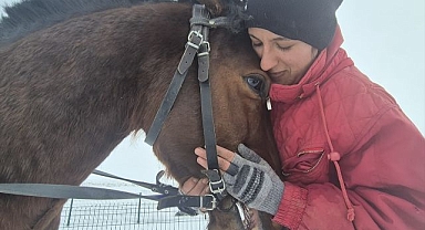 Kendi yetiştirdiği atıyla yarış pistinde