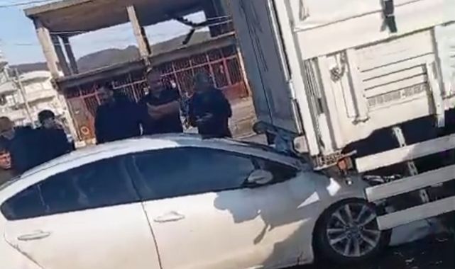 Kırmızı ışıkta bekleyen tıra çarptı!