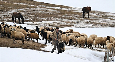 Kırsal mahallelerinde baharda da karla mücadele sürüyor