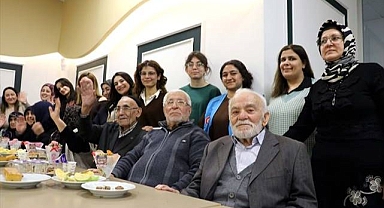 Kız öğrencilerden huzurevinde anlamlı iftar