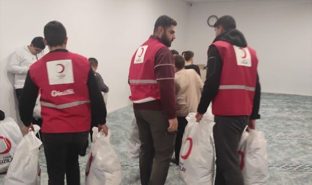 Kızılay'dan öğrencilere kıyafet desteği 