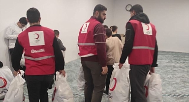 Kızılay'dan öğrencilere kıyafet desteği 