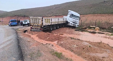 Kontrolden çıkan kamyon yol kenarına savruldu