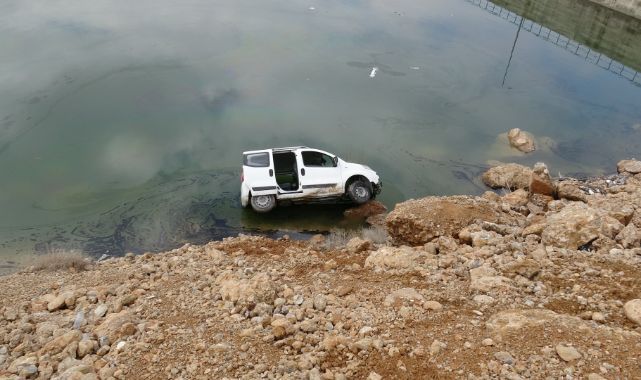 Kontrolden çıkıp göle uçtu! Ekipler yardıma koştu