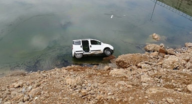 Kontrolden çıkıp göle uçtu! Ekipler yardıma koştu