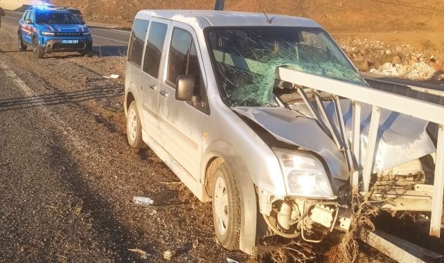 Kontrolden çıktı bariyerlere saplandı!