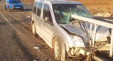 Kontrolden çıktı bariyerlere saplandı!