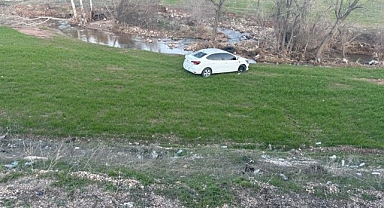 Kontrolden çıktı tarlaya uçtu!