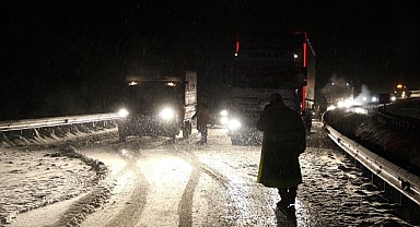 Kop Dağı Geçidi’nde kar ve tipi ulaşımı aksattı