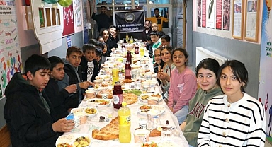 Köy okulundaki öğretmenlerden öğrencileri için iftar sofrası