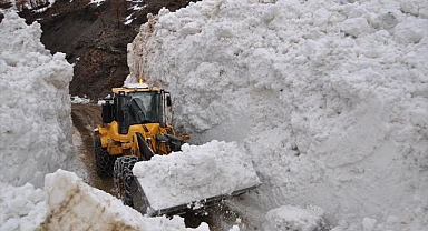 Köy yoluna çığ düştü