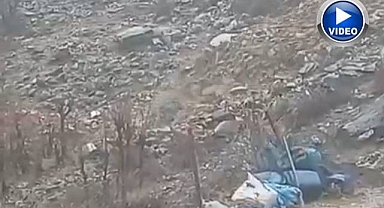 Köy yoluna heyelan engeli 