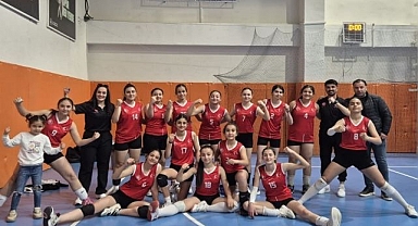  Küçük Kızlar Voleybol Takımından şampiyonluk 