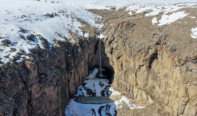 Kuruyan şelale tekrar akmaya başladı 