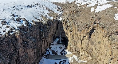Kuruyan şelale tekrar akmaya başladı 