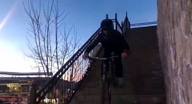 Merdivenlerde bisiklet gösterisi nefes kesti