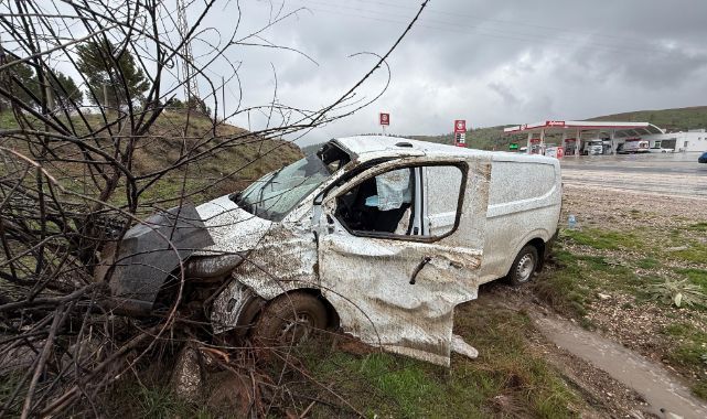 Midibüs şarampole girdi!