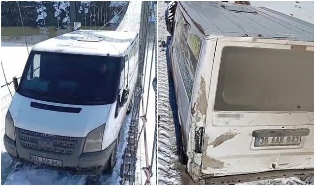 Minibüs asma köprüde mahsur kaldı