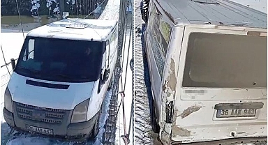 Minibüs asma köprüde mahsur kaldı