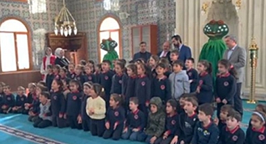 Minik yüreklerin kalbi bu kez camide attı!