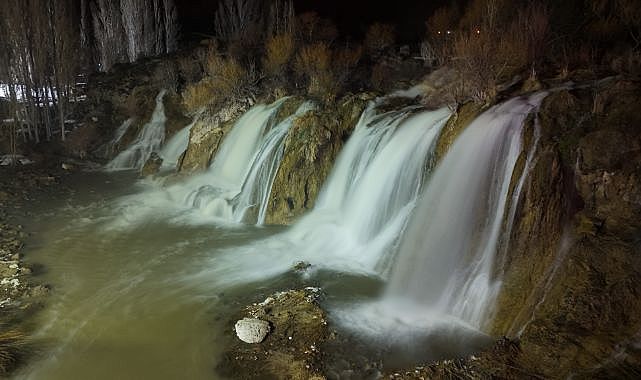 Muradiye şelalesi görenleri büyüledi