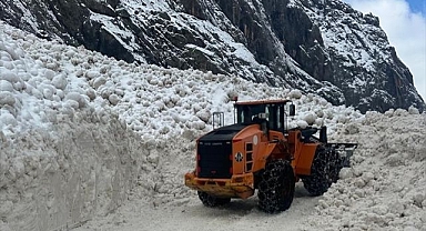 O yol çığ nedeniyle kapandı! Ekipler seferber oldu