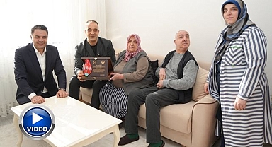 Ödül ayağına gitti: Yılın Annesi evinde onurlandırıldı