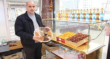 Oğlu bıçaklayarak öldürdü!