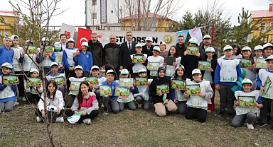 Öğrenciler fidan dikerek doğayı koruyor