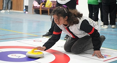 Öğrenciler floor curling ile tanışıyor