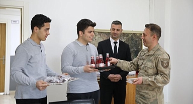 Öğrenciler iftarlık dağıttı