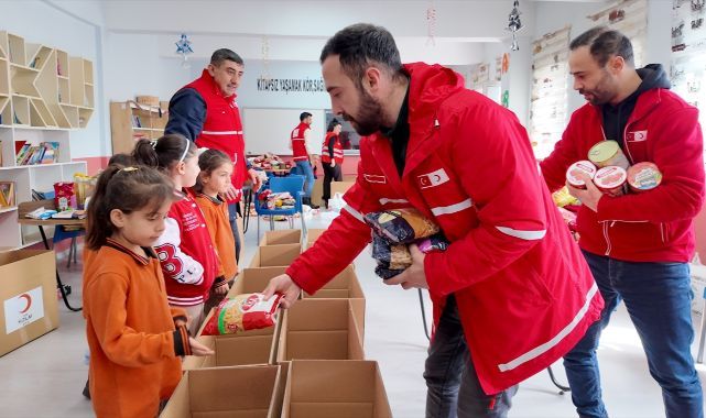 Öğrenciler ramazan kolileri hazırlıyor