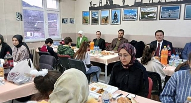 Öğrencilerden anlamlı iftar programı 