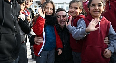 Öğrencilerle buluşarak polisliği tanıtıyor