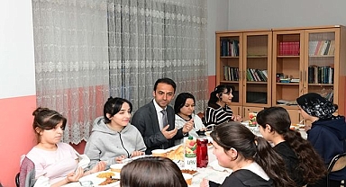 Öğrencilerle iftarda buluştular