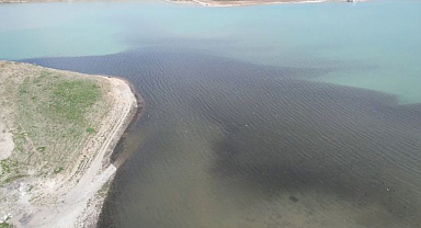 Olacak şey değil! Kanalizasyon atığı barajı siyaha bürüdü   