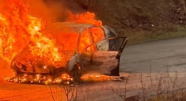 Otomobil alev topuna döndü!