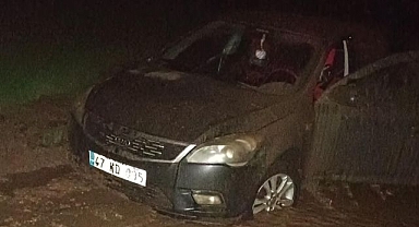 Otomobil çamura saplandı