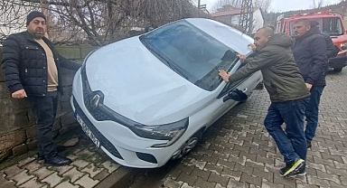 Otomobil duvara çarptı!