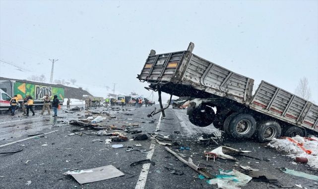 Otomobil ile tır çarpıştı: Can pazarı yaşandı!