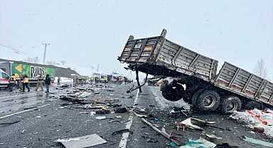 Otomobil ile tır çarpıştı: Can pazarı yaşandı!