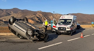 Otomobil kontrolden çıkarak devrildi!